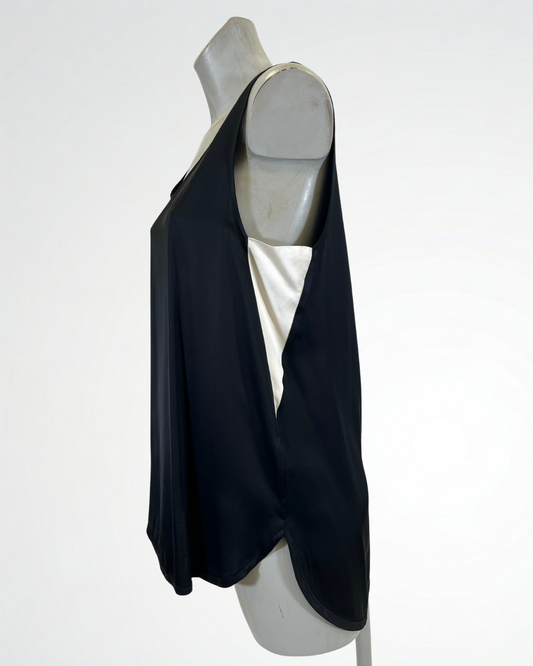 Top in raso con dettagli laterali