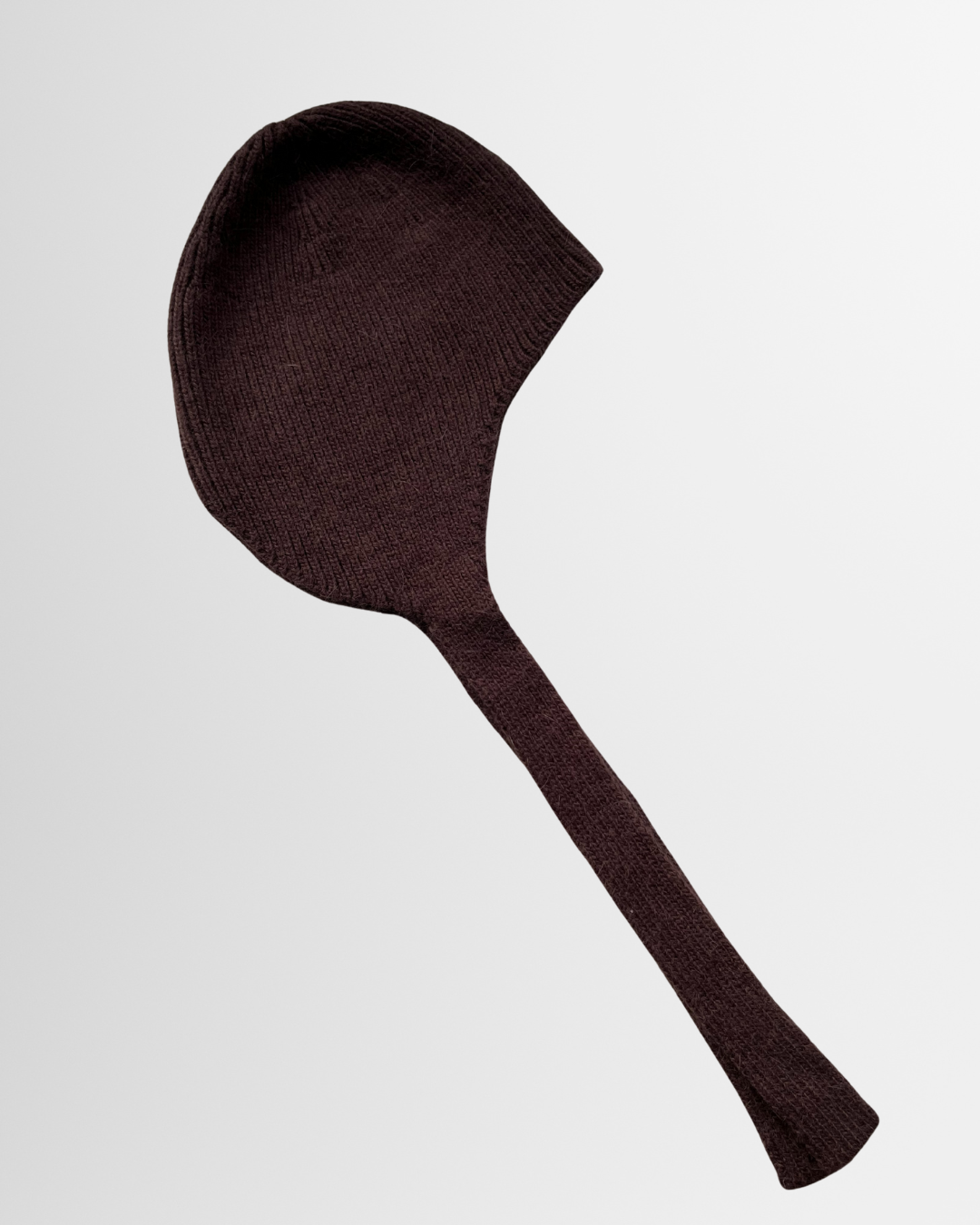 Berretto con paraorecchie e laccetti moro