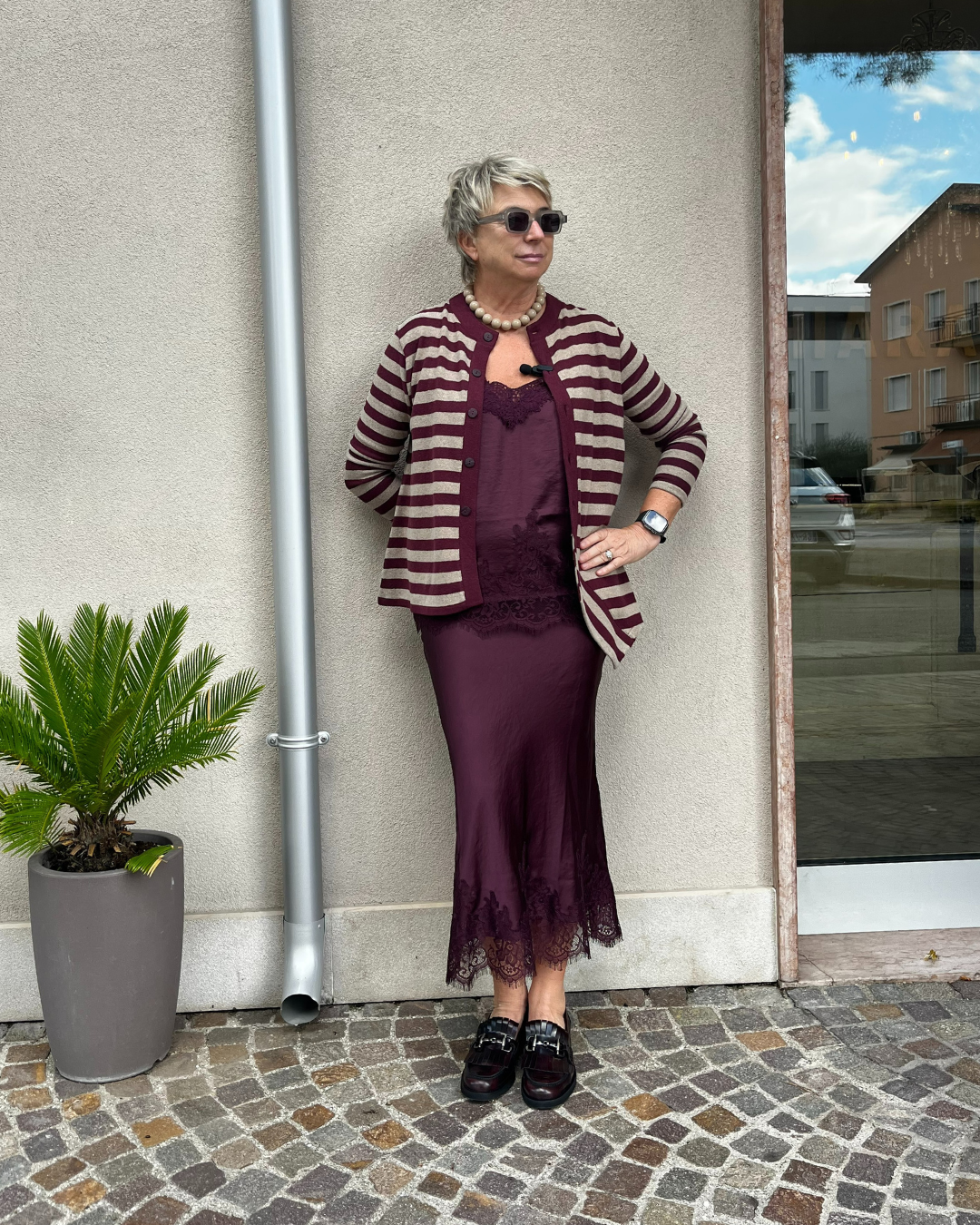 Gonna raso con pizzo bordeaux
