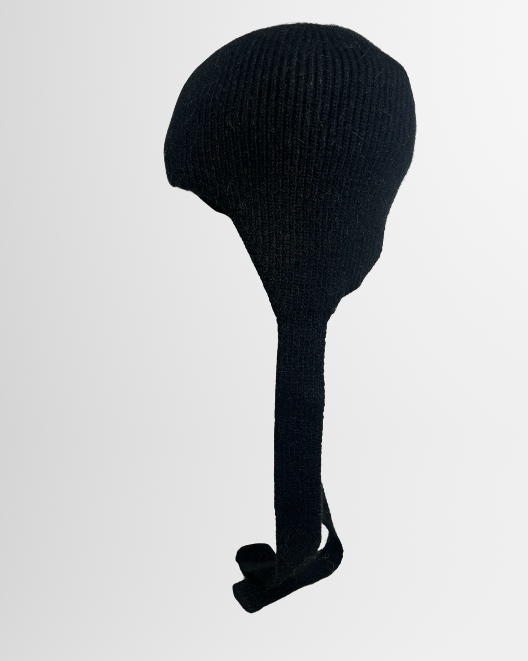 Berretto con paraorecchie e laccetti nero